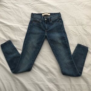 Gap 1969 True Skinny Jeans like new!
